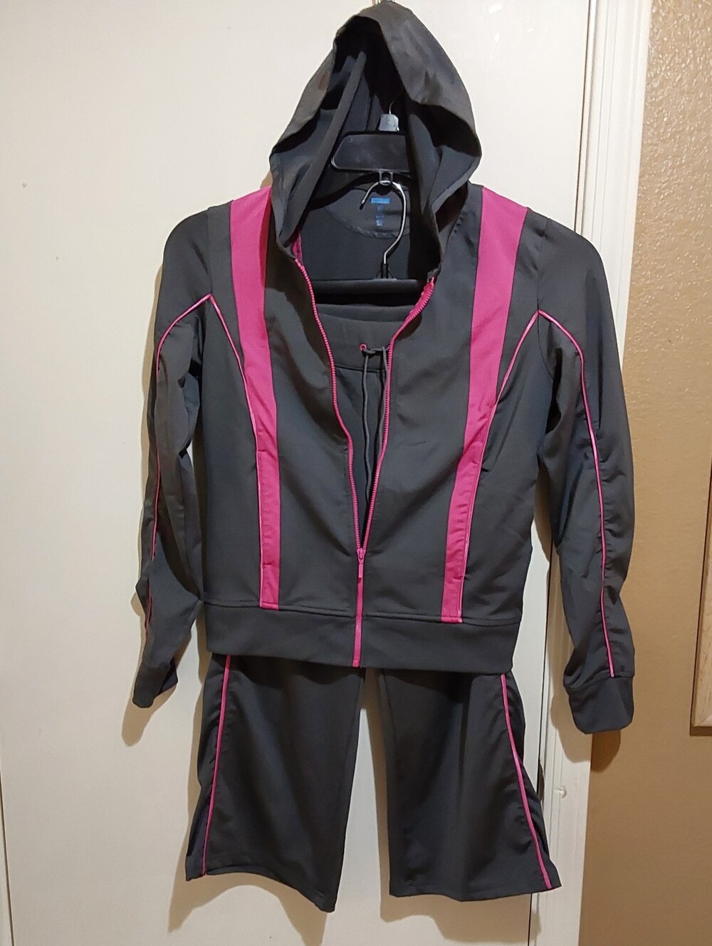 🌺 Like New GAP Body Gray and Hot Pink Hooded Track Jacket & Crop Pants Set